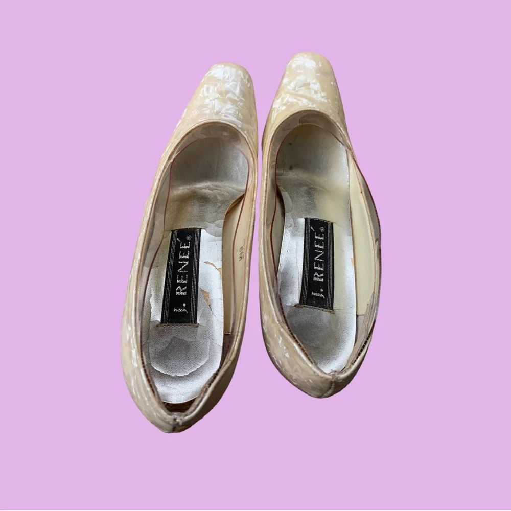 VINTAGE‎ CREAM PEARLESCENT MARBLE PUMPS